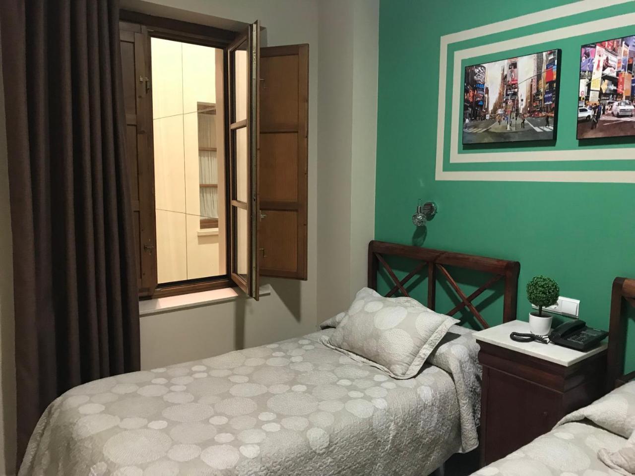 Hostal Puerta Carmona เซบีญา ภายนอก รูปภาพ
