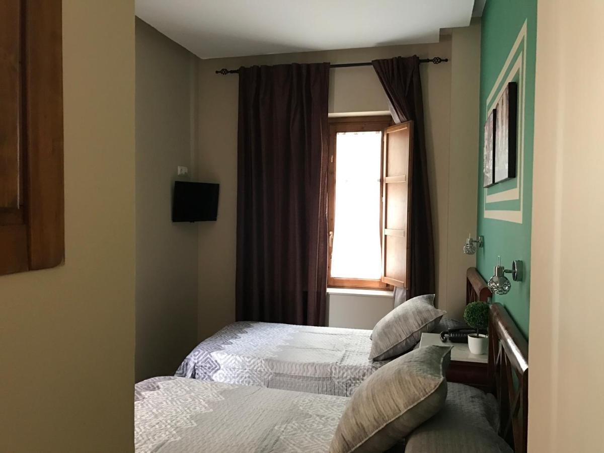 Hostal Puerta Carmona เซบีญา ภายนอก รูปภาพ